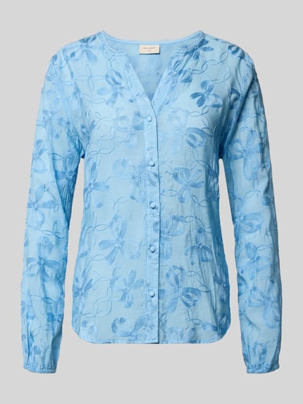 Produktfoto, lichtblauwe Bluse aus Viskose-Mix mit Knopfleiste Modell 'Randy' van FREE/QUENT, straight fit, Serafino-kraag, elastische mouwboorden, bloemenstructuur