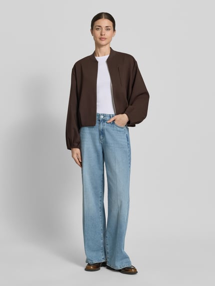 Frauenmodel trägt T-Shirt mit Feinripp und Rundhalsausschnitt von Jake*s Casual aus Baumwoll-Mix mit Stretch-Anteil, Slim Fit, Weiß, Ganzkörperansicht von vorne.