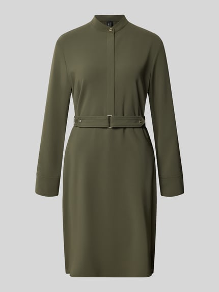 Produktfoto, Knielanges Kleid mit Stehkragen und Gürtel von Marc Cain in Olivgrün, taillierter Schnitt, glatter Material-Mix mit Stretch-Anteil