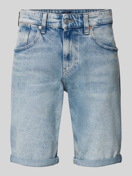 Produktfoto, Regular Fit Jeansshorts aus Baumwoll-Mix Modell 'RONNIE' von Tommy Jeans in hellblauer Denim-Optik mit Label-Patch, Logo-Stitching, Nieten und 5-Pocket-Design, strukturierte Oberfläche