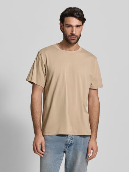 Männermodel trägt Regular Fit T-Shirt aus reiner Baumwolle Modell 'ASPAN' von SELECTED HOMME, unifarben, Rundhals, Ganzkörperansicht von vorne.