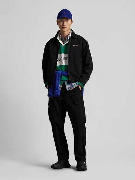 Mannelijk model draagt Regular Fit Blouson uit zuivere katoen van Polo Ralph Lauren, uni, elastisch onderkant, zijzakken, full body vooraanzicht.