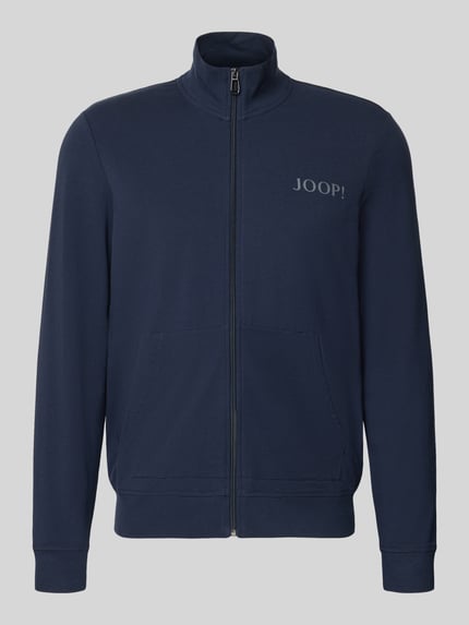 Produktfoto, sweatjack met logo en opstaande kraag van JOOP! collectie, mix van katoen en elastaan, regular fit, ritssluiting, ruglengte maat M 68 cm, mouwlengte maat M 55 cm, kleur donkerblauw, rechte lijnen, zachte textuur
