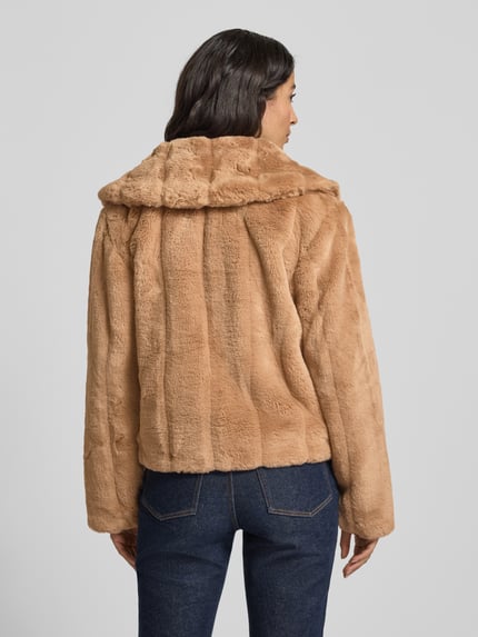 Frauenmodel trägt Jacke aus Kunstfell Modell 'NEW SOPHY' von Guess in Beige, Regular-Fit, Schalkragen, Rückenlänge 56 cm, Ganzkörperansicht Rückansicht.