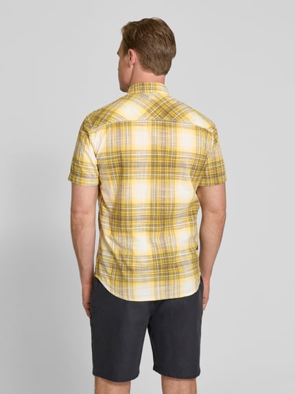 Mannelijk model draagt 'Slim Fit Freizeithemd mit Logo-Stitching' van camel active in geel-wit ruitpatroon, katoen, borstzak, korte mouwen, button-downkraag, doorlopende knoopsluiting, slim fit, ruglengte 75 cm, schouderbreedte 46 cm, mouwlengte 25 cm, geheel van achteren bekeken