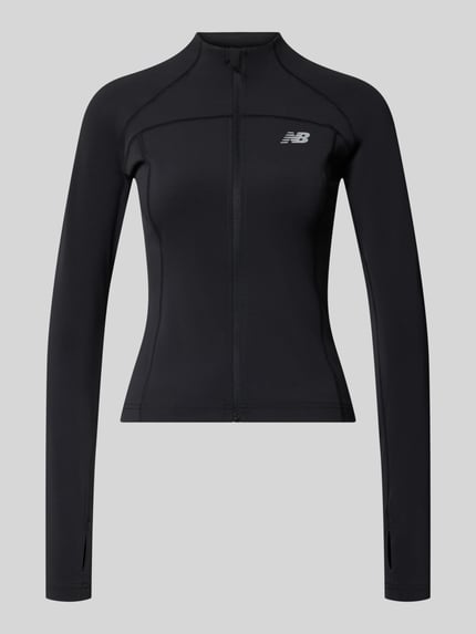 Produktfoto, Funktionsjacke mit Logo Modell 'HARMONY' von New Balance, czarny materiał z elastycznym wykończeniem, krój slim fit, stójka, zamek, kontekst: damska kurtka funkcyjna New Balance, miks materiałów z dodatkiem stretchu, krój slim fit, model 'HARMONY', stójka, zamek, logo, długość tyłu w rozmiarze S: 52 cm, szerokość ramion w rozmiarze S: 42 cm, szerokość klatki piersiowej w rozmiarze S: 38 cm, długość rękawa w rozmiarze S: 63 cm