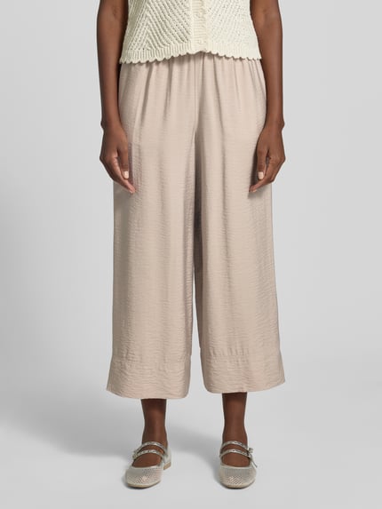 Vrouwenmodel draagt Regular Fit Culotte aus Viskose-Mix van Tom Tailor, uni kleur, elastische taille, steekzakken, popeline, voorkant bovenlichaam close-up.