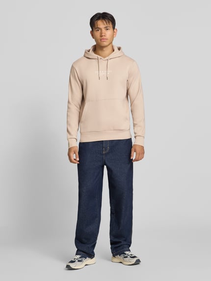 Männermodel trägt Hoodie mit Label-Print Modell 'JPRBLUARCHIE' von JACK & JONES, beige, lockerer Schnitt, Ganzkörperansicht von vorne