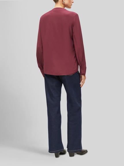 Frauenmodel trägt Langarmbluse mit Faltenfront von S. OLIVER BLACK LABEL in Uni-Bordeaux, Viskose-Webware, Rumpfabschluss abgerundet, Ganzkörperansicht Rückansicht.