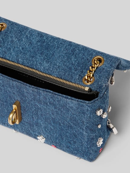 Produktfoto, Shoulder Bag in Denim-Optik von Marc Jacobs, niebieski denim, srebrny i złoty łańcuch, klapa, ozdobne detale, Szerokość w rozmiarze 1: 22 cm, długość: 12 cm, głębokość: 6 cm, wewnętrzna kieszeń na zamek