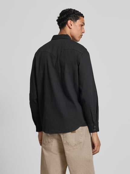 Männermodel trägt Regular Fit Jeanshemd aus reiner Baumwolle Modell 'BARSTOW WESTERN STANDARD' von Levi's®, Herren, Ganzkörperansicht Rückansicht.