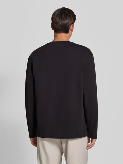 Männermodel trägt Regular Fit Longsleeve aus reiner bawełna Modell 'Ryan' von Wood Wood, ciemny kolor, gładka faktura, wyhaftowane logo, Długość tyłu w rozmiarze M: 79 cm, Ganzkörperansicht Rückansicht