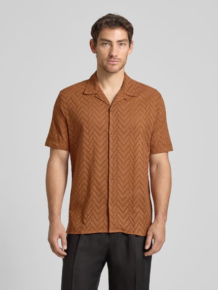Männermodel trägt Relaxed Fit Freizeithemd mit Lochmuster Modell 'Honolulu' von Antony Morato in Braun, Reine Baumwolle, Ganzkörperansicht von vorne.