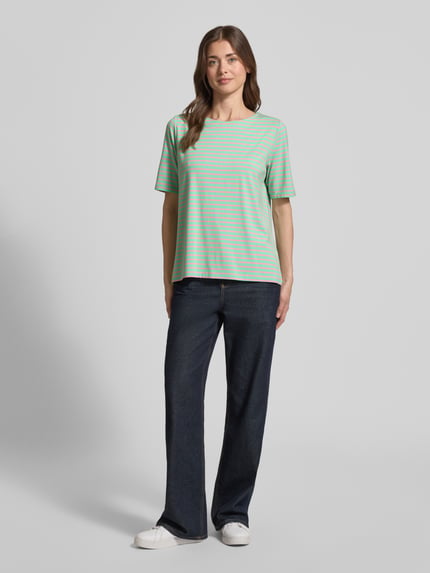 Vrouwenmodel draagt Relaxed Fit T-Shirt uit viscosemix van Milano Italy, lichtgroene strepen, ronde hals, elastisch, korte mouwen, vooraanzicht volledige lichaamsopname.