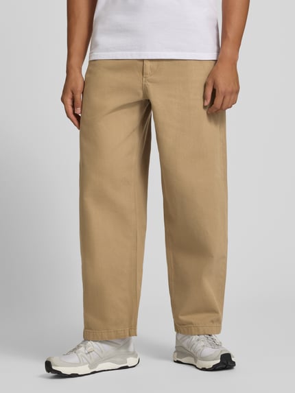 Männermodel trägt Straight Fit Jeans aus reiner Baumwolle von REVIEW in Beige, sichtbare Eingrifftaschen, Nahaufnahme Unterkörper, Herren Jeans.
