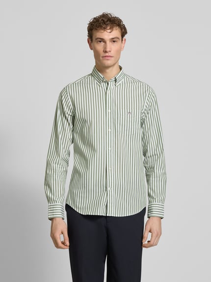 Męski model nosi Slim Fit Freizeithemd mit Brusttasche od Gant, zielono-białe paski, czysta bawełna, długi rękaw, guziki, logo, krój slim fit, kieszeń na piersi, zaokrąglony dół, długość pleców w rozmiarze M: 77 cm, szerokość w rozmiarze M: 46 cm, długość rękawa w rozmiarze M: 65 cm, widok całej sylwetki z przodu.
