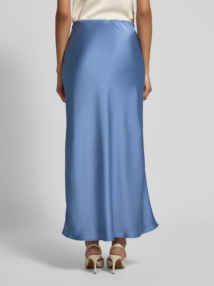 Kobiece modelka nosi Długa spódnica z satyny Maxirock aus Satin Modell 'Vicky' od Neo Noir, prosty krój, elastyczny pas, całkowita długość 104 cm, szerokość w rozmiarze 36: 37 cm, gładka tekstura, widok całopostaciowy z tyłu.