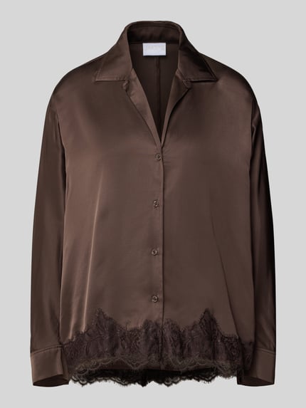 Produktfoto, braune Relaxed Fit Bluse aus Viskose mit Spitzenbesatz und Reverskragen von Jake*s Collection vor grauem Hintergrund.