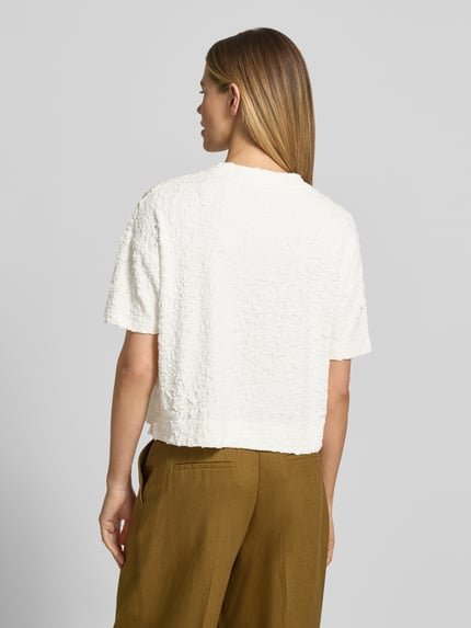 Vrouwenmodel draagt Relaxed Fit T-Shirt uit elastische viscosemix, model 'Keena' van Someday, structuurpatroon, wit, detailopname rugaanzicht.