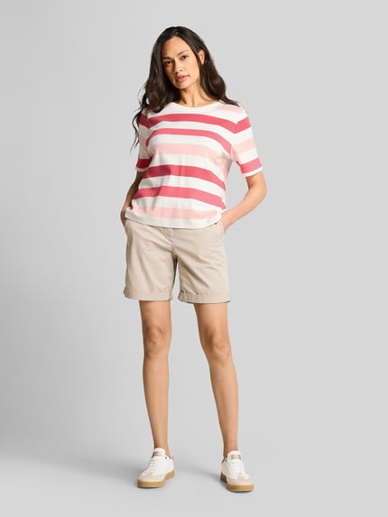 Vrouwenmodel draagt Relaxed Fit T-Shirt uit pure katoen van Tom Tailor, allover gestreept, jersey, ronde hals, korte mouw, voorkant volledige lichaamsweergave.