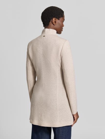 Frauenmodel trägt Mantel mit Woll-Mix von White Label in Beige, taillierte Passform, Stehkragen, Rückansicht, Ganzkörperansicht Rückansicht.