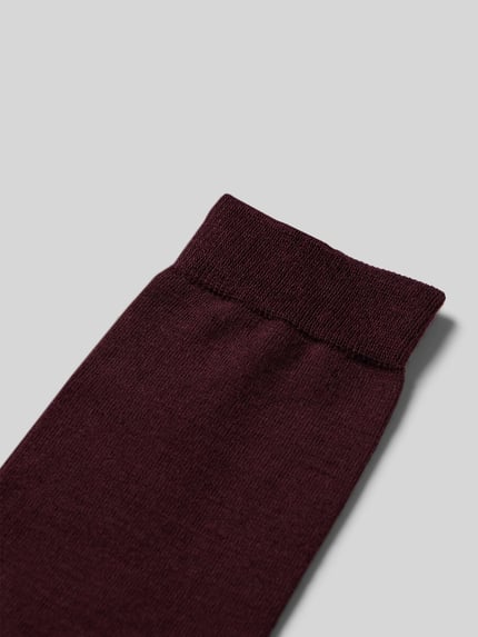 Productfoto, Sokken met label-opdruk model 'SOFTMERINO' van FALKE, merinowol-katoenmengsel met stretch, elastische ribboord, bordeauxrood, zachte textuur