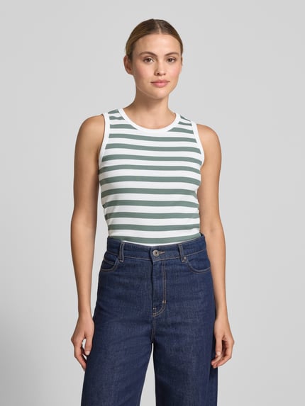 Modelka kobieca ma na sobie Slim Fit Top mit Rundhalsausschnitt Modell 'Effy' od FREE/QUENT, bawełna elastyczna, krój slim fit, przód, ujęcie całej sylwetki.