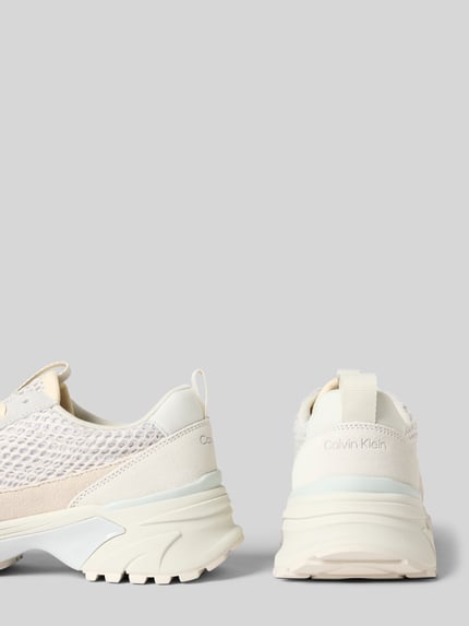 Productfoto, Sneaker met Label-Detail en geprofileerde zool van Calvin Klein Jeans in wit leer-textielmix met ronde neus en vetersluiting.