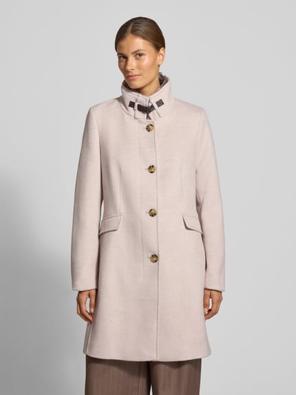 Frauenmodel trägt Mantel mit Kunstfell und Pattentaschen von Christian Berg Woman Selection, Mieszanka materiałów z dodatkiem wełny, krój slim fit, stójka, listwa guzikowa, kieszenie z patką, długość tyłu w rozmiarze 36: 90 cm, szerokość ramion w rozmiarze 36: 39 cm, szerokość w klatce piersiowej w rozmiarze 36: 55 cm, długość rękawów w rozmiarze 36: 63 cm, jasnoróżowy, prosta forma, gładka faktura, Ganzkörperansicht von vorne