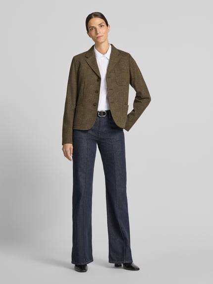 Frauenmodel trägt Regular Fit Longblazer aus Baumwoll-Woll-Mix von Polo Ralph Lauren in Braun mit Karomuster zu weißem Hemd und Jeans, Ganzkörperansicht von vorne, Damen Longblazer von Polo Ralph Lauren.