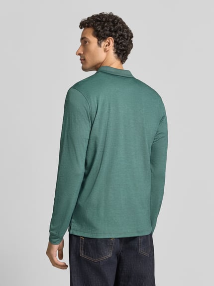 Männermodel trägt Regular Fit Poloshirt in Two-Tone-Machart von LERROS, Baumwoll-Mix, langärmlig, Grüntöne, Ganzkörperansicht Rückansicht.