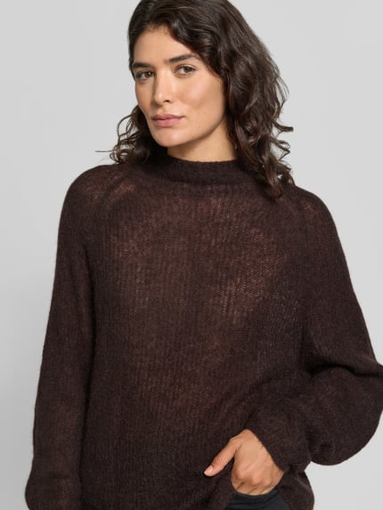 Frauenmodel trägt Loose Fit Pullover aus Alpaka-Mix Modell 'Fewena' von BOSS in dunkelbraun, weiche Struktur, Damen Pullover, Nahaufnahme Oberkörper.