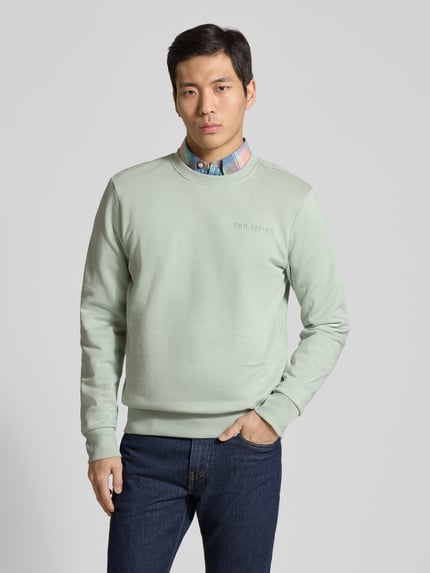 Männermodel trägt Regular Fit Sweatshirt aus Baumwoll-Mix von Tom Tailor, Optik: Unifarben, Label-Print, Crew Neck, Langarm, gerippt, Materialverarbeitung: Sweat, Ganzkörperansicht von vorne.
