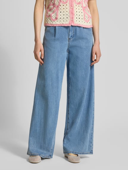 Frauenmodel trägt Jeans mit elastischem Bund und Eingrifftaschen Modell 'RUDY' von SUNCOO PARIS in hellem Blau, Wide Leg, Lyocell-Baumwoll-Mix, Ganzkörperansicht von vorne.