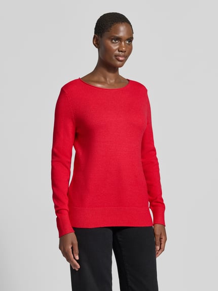 Frauenmodel trägt Regular Fit Strickpullover aus Viskose-Mix mit U-Boot-Ausschnitt von Christian Berg Woman in Rot, gerippte Abschlüsse, langärmliges Design, überschnittene Schultern, Ganzkörperansicht von vorne