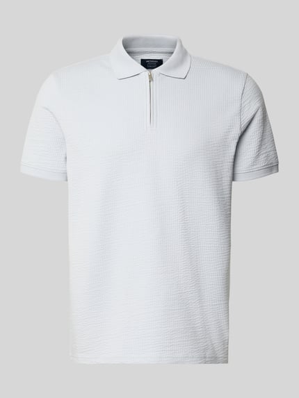 Produktfoto, Regular Fit Poloshirt mit Strukturmuster von MCNEAL in hellem Farbton aus elastischem Baumwoll-Mix, Reißverschluss, kurzärmelig, Rückenlänge 70 cm bei Größe M.