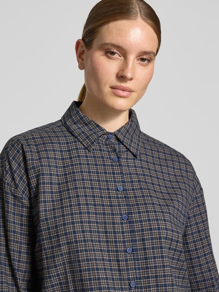 Frauenmodel trägt Bluse mit Kentkragen Modell 'Lennie' von My Essential Wardrobe, kariertes Muster in Blau und Beige, reine Baumwolle, Nahaufnahme Oberkörper.