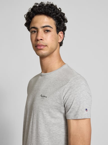 Männermodel trägt Slim Fit T-Shirt aus Baumwoll-Mix Modell 'ORIGINAL BASIC 3' von Pepe Jeans in meliertem Hellgrau, Nahaufnahme Oberkörper.