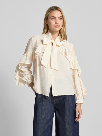 Vrouwenmodel draagt Regular Fit Schluppenbluse aus Viskose-Mix mit Volants van COMMA, lichte kleur, knoopsluiting, lange mouwen, normale lengte, detailrijke stofstructuur, voorkant volledig in beeld, context: damesblouse van viscosemix met linnen, ruglengte 60 cm, mouwlengte 54 cm