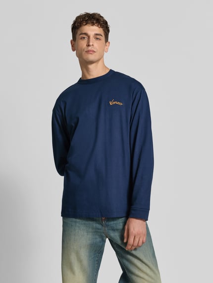 Männermodel trägt Longsleeve mit Label-Stitching von Kenzo aus reiner Baumwolle, gerader Schnitt, Rundhalsausschnitt, dunkelblau, Ganzkörperansicht von vorne. Rückenlänge bei Größe M beträgt 75 cm.