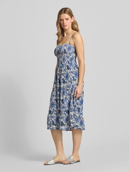 Frauenmodel trägt blau-weiß gemustertes A-Linie Freizeitkleid aus reiner Viskose Modell 'ZELINA LIFE' von Only, Ganzkörperansicht von vorne.