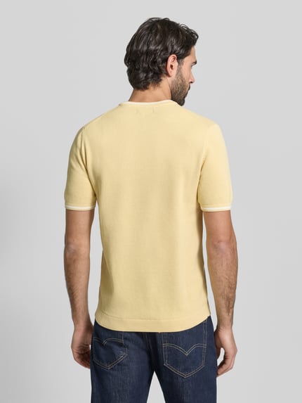 Männermodel trägt Regular Fit T-Shirt in Strick-Optik von Christian Berg Men in lichtgeel met elastische boorden, rugaanzicht, katoen.