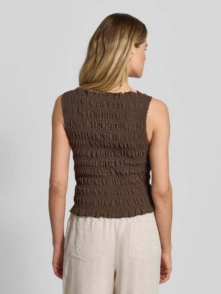 Männermodel trägt Top mit Smok-Details und Rundhalsausschnitt von Jake*s Casual, brązowy kolor, bawełniany materiał z domieszką stretchu, dopasowany krój, długość tyłu w rozmiarze 38: 51 cm, całkowity widok z tyłu.