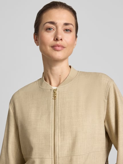 Frauenmodel trägt Regular Fit Blazer mit Reißverschluss Modell 'Cate' von MOS MOSH, Material-Mix mit Viskose-Anteil, Nahaufnahme Oberkörper.