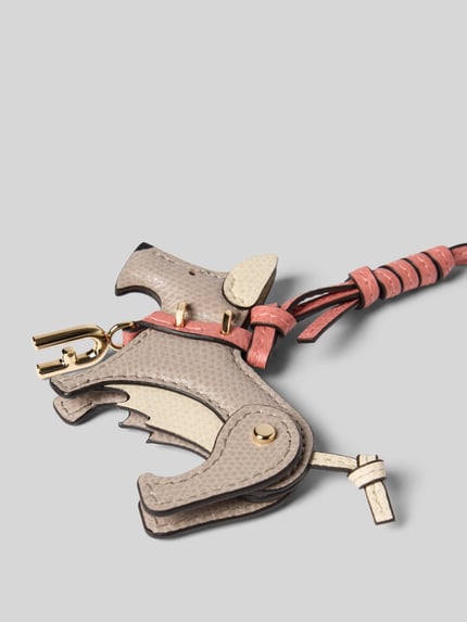 Produktfoto, zawieszka z naturalnej skóry Model 'ALLEGRA SCHNAUZER' od FURLA, efekt metaliczny, wzór w psy, beżowe i różowe odcienie, delikatna faktura