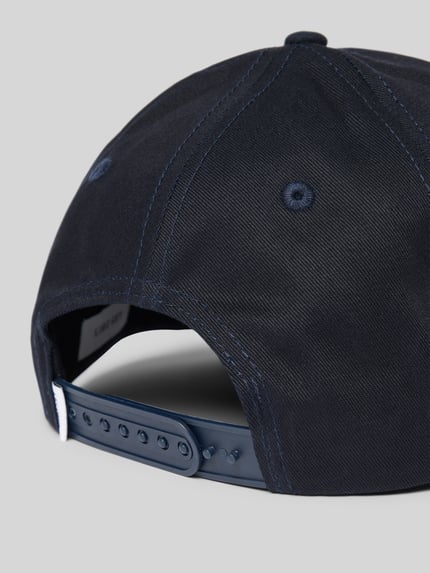 Produktfoto, Basecap mit Label-Detail von Les Deux aus reiner Baumwolle, verstärkter Schirm, verstellbarer Verschluss, eingestickte Luftlöcher, navyblau, markante Nähte, strukturierte Oberfläche