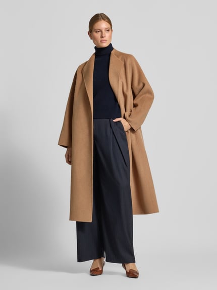 Vrouwenmodel draagt spencer van Style Icon Collection, puur katoen, getailleerd, col, riblook, ruglengte maat 34: 49 cm, frontale full-body.