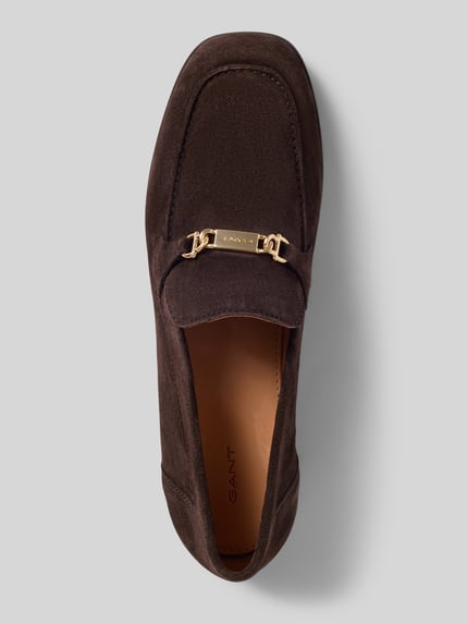 Produktfoto, Loafer aus echtem Rindsleder Modell 'Gimble' von GANT, dunkelbraunes Leder, goldfarbene Schnalle, weiche Textur, Damen Loafer von GANT