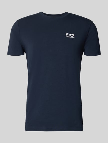 Produktfoto, T-Shirt mit Label-Print von EA7 Emporio Armani für Herren aus Baumwoll-Elasthan-Mix, Slim-Fit, gerippter Rundhalsausschnitt, dunkles Blau, kurze Ärmel, dezenter Label-Print auf der Brust, glatte Textur, Rückenlänge 68 cm in Größe M.