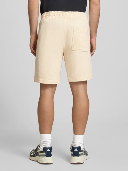 Männermodel trägt Shorts mit Label-Stitching Modell 'KARL' von Jack & Jones, Relaxed Fit, Baumwoll-Mix, Rückansicht Ganzkörperansicht.